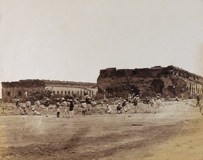 Indiase soldaten bij vernielde gebouwen, ca. 1858 (sepia foto) door English Photographer